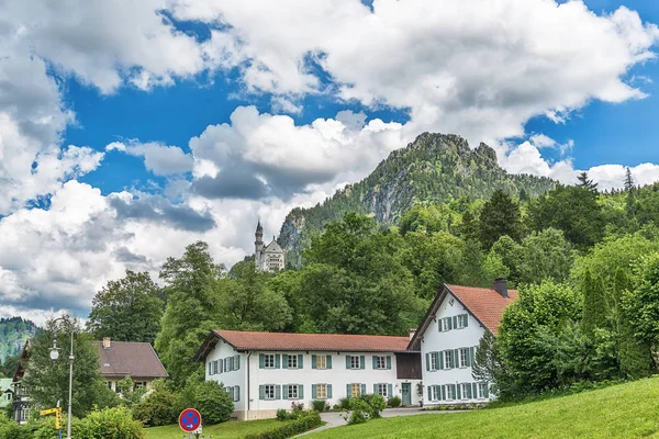 Hohenschwangau Γερμανία Ιουνίου 2018 Ειδυλλιακό Κάστρο Νόττσγουενσταϊν Τοποθετήθηκε Ψηλά Ένα — Φωτογραφία Αρχείου