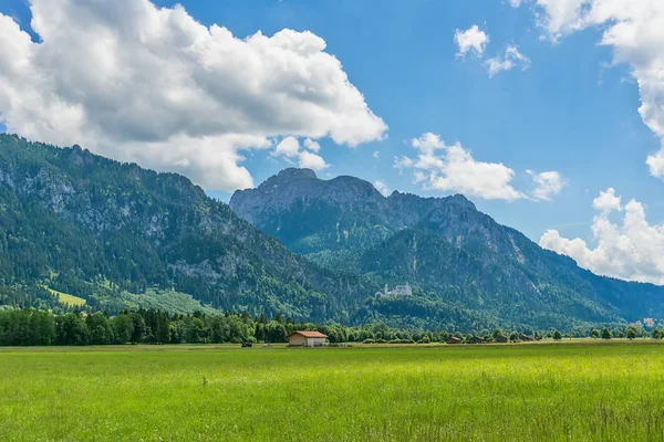 Paisagem Idílica Nos Alpes Com Prados Verdes Nuvens — Fotografia de Stock