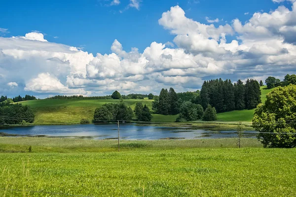 Идиллический Пейзаж Альпах Зелеными Лугами Облаками — стоковое фото