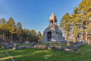 Krupanj, Sırbistan 20 Nisan 2019: Memorial Ossuary Cat's stone (Sırpça: Mackov kamen). Birinci Dünya Savaşı'ndan sonra öldürülen Sırp askerlerinin kalıntıları burada toprağa verildi..