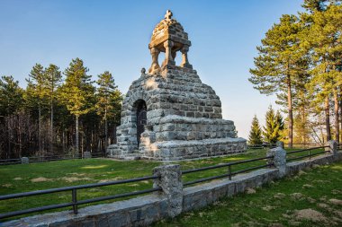 Krupanj, Sırbistan 20 Nisan 2019: Memorial Ossuary Cat's stone (Sırpça: Mackov kamen). Birinci Dünya Savaşı'ndan sonra öldürülen Sırp askerlerinin kalıntıları burada toprağa verildi..