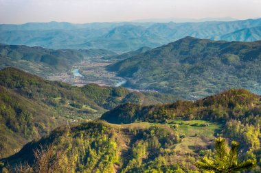 Sırbistan'daki Jagodnja dağına bir bakış açısı. Batı Sırbistan'da Drina Nehri ve doğanın güzel bir görünümü.