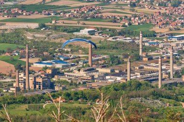 Loznica, Sırbistan 21 Nisan 2019: Loznica, Sırbistan'daki büyük fabrika yıkıldı ve yıkıldı.