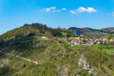 Sırbistan'daki dağ (Sırpça: Sokolska planina) Krupanj kasabası yakınlarında. Sırbistan'da güzel doğa. Havadan fotoğraflandı.