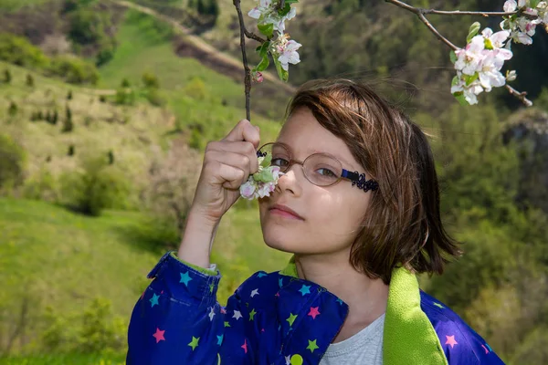 Menina Bonito Está Cheirando Flores Flores Dia Primavera Livre — Fotografia de Stock
