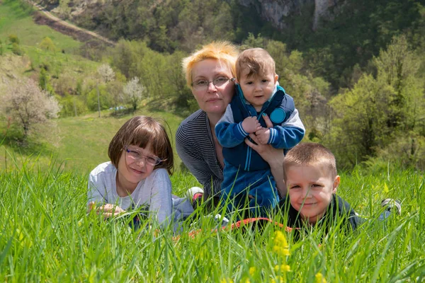 행복한 가족은 잔디에 — 스톡 사진