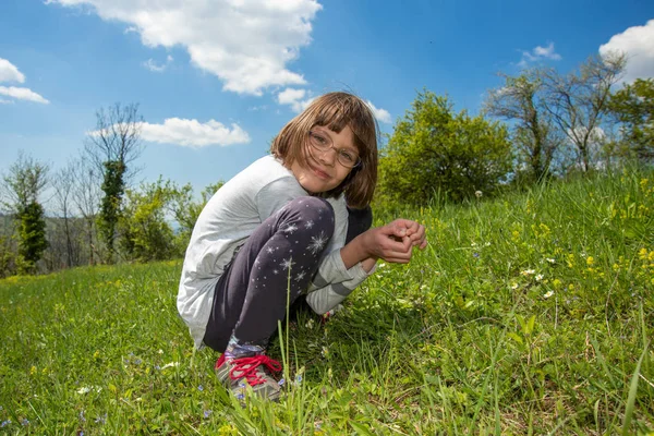 Cute Dziewczynka Okularami Siedzi Trawie Śmiech — Zdjęcie stockowe