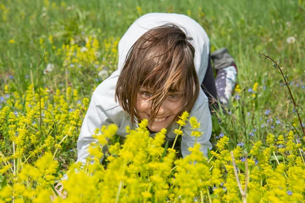 Cute Little Girl Leżącego Trawie Kwiatów Śmiechu — Zdjęcie stockowe