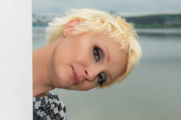 Retrato Beleza Menina Branca Caucasiana Com Cabelo Loiro Curto Livre — Fotografia de Stock