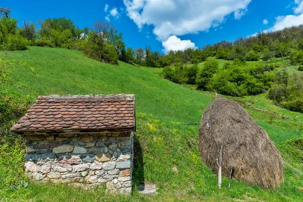 自然の中の石造りの家と干し草の山 — ストック写真