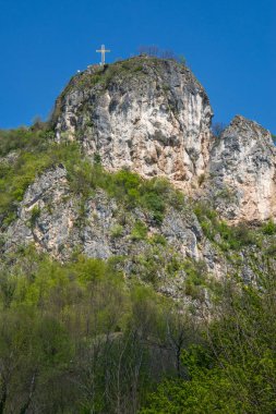 Sırbistan'da dağdaki büyük Ortodoks haçı (Sırpça: Sokolske planine). Sokolska planina, Sırbistan'ın batısında, Krupanj kasabası yakınlarında bir dağdır..