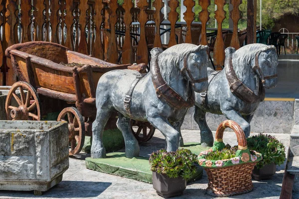 Sculpture Deux Chevaux Avec Chariots — Photo