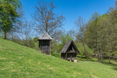 Trsiç, Sırbistan - 21 Nisan 2019: Vuk Stefanoviç Karadziç 'in doğduğu evin bir parçası. Sırp dilbilimci ve dilbilimciydi ve Sırpça dilinde önemli bir reformcuydu..