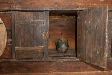 18. yüzyıldan kalma eski bir Sırp ev. Eski dolap ve eski kavanoz.