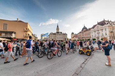 Novi Sad'ın merkezinde siyasi protestolar. İnsanlar hükümeti protesto etti.