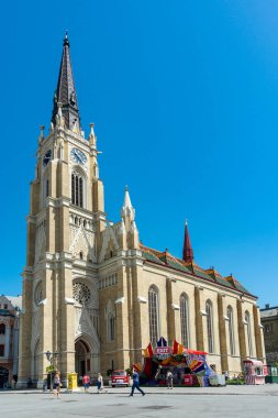 Novi Sad, Sırbistan 13 Haziran 2019: Özgürlük Meydanı (Sırpça: Trg slobode) Novi Sad'ın ana meydanıdır. Bir katedral (Meryem Kilisesi, Roma Katolik kilise adı) vardır. Çıkış kabile standı.