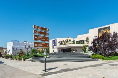 Novi Sad, Sırbistan 13 Haziran 2019: Sırp Ulusal Tiyatrosu'nun modern binasının görünümü Novi Sad'ın eski merkezinde yer almaktadır. Novi Sad, Sırbistan'da fotoğraflandı