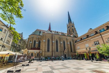 Novi Sad, Sırbistan 13 Haziran 2019: Katolik Katedrali Novi Sad merkezinde Mary Kilisesi ve Katolicka Porta meydanının adı - arka bahçesinde.