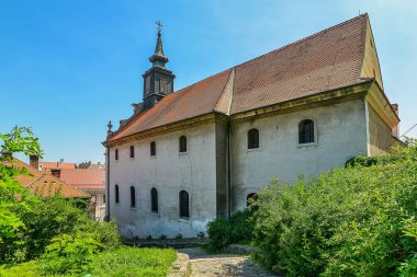 Novi Sad, Sırbistan 13 Haziran 2019: Petrovaradin'deki Aziz Jurja Manastırı ve Kilisesi. Petrovaradin'deki St. Juraj Kilisesi, Petrovaradin Kalesi'nin banliyösünde yer almaktadır..