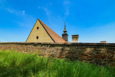 Novi Sad, Sırbistan 13 Haziran 2019: Petrovaradin'deki Aziz Jurja Manastırı ve Kilisesi. Petrovaradin'deki St. Juraj Kilisesi, Petrovaradin Kalesi'nin banliyösünde yer almaktadır..