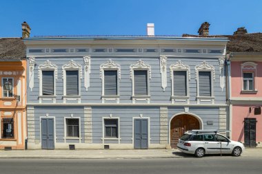 Novi Sad, Sırbistan 13 Haziran 2019: Petrovaradin şehrinin eski bölümündeki sokak, Sırbistan. Sırbistan'ın Petrovaradin kentindeki eski evlerin mimari detayları. 