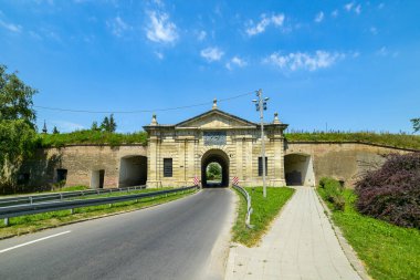 Novi Sad, Sırbistan 13 Haziran 2019: Downtown Petrovaradin, Belgrad kapısı, Sırbistan. 16. yüzyıldan kalma ve Şehir Merkezinde Petrovradin'e giden eski kapı üzerindeki Belgrad yolundan manzara. 