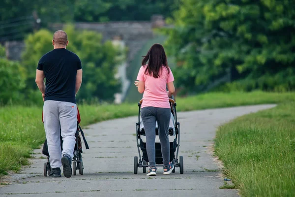 Novi Sad Sérvia Junho 2019 Jovem Casal Empurrando Uma Carruagem — Fotografia de Stock