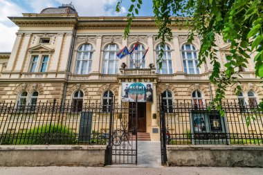 Novi Sad, Voyvodina, Sırbistan - 19 Haziran 2019: Novi Sad Şehrinin merkezinde Voyvodina Müzesi Binası, Voyvodina, Sırbistan
