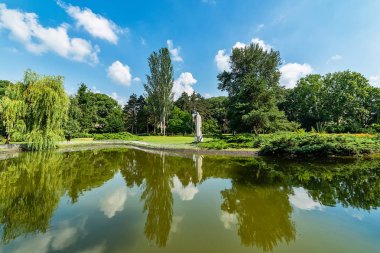 Novi Sad, Sırbistan - 19 Haziran 2019: Tuna Parkı veya (Sırpça: Dunavski Park), Novi Sad şehir merkezinde yer alan bir şehir parkıdır. 1895 yılında kurulan, bu korunmaktadır ve şehrin sembollerinden biridir.