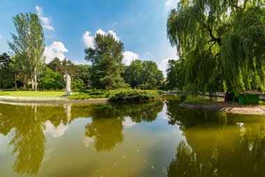 Novi Sad, Sırbistan - 19 Haziran 2019: Tuna Parkı veya (Sırpça: Dunavski Park), Novi Sad şehir merkezinde yer alan bir şehir parkıdır. 1895 yılında kurulan, bu korunmaktadır ve şehrin sembollerinden biridir.