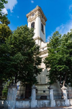 Novi Sad, Sırbistan 19 Haziran 2019: Almaska kilisesi, Novi Sad'daki Sırp Ortodoks Kilisesi'nin üç hiyerarşisinin azizlerinin tapınağıdır. Novi Sad'daki tüm Ortodoks kiliseleri arasında Almaska en büyüğüdür..