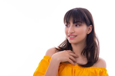 Çekici Genç Kadın Model Portresi. Kız beyaz bir arka plan ile bir stüdyoda sarı bir elbise ile poz.