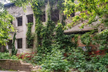 Novi Sad, Sırbistan 02 Haziran 2019: Radnicka Caddesi'nde Novi Sad'ın merkezindeki terk edilmiş bina