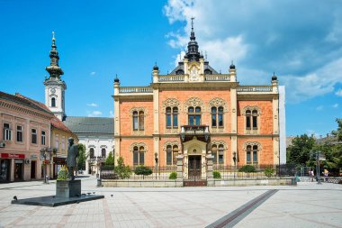 Novi Sad, Sırbistan 16 Temmuz 2019: Piskopos'un sarayının önündeki meydan (Sırpça: Vladicanski dvor), Jovan Jovanoviç Zmaj Anıtı ve Novi Sad'daki Sırp ortodoks kilisesi.