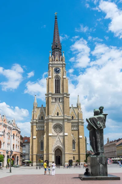 Novi Sad, Sırbistan 16 Temmuz 2019: Katedral ve Svetozar Mitik heykeli, Novi Sad, Voyvodina eyaleti, Sırbistan.