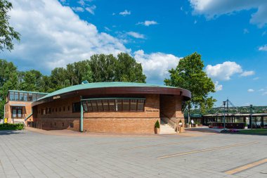 Novi Sad, Sırbistan 16 Temmuz 2019: Tourist Resort Fishing adası Ribarac. Tuna'daki Doğal Vaha. Restoran 