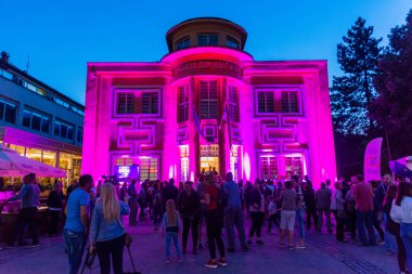 Loznica, Sırbistan - 10 Temmuz 2019: Vuk'un Kültür Evi (Sırpça: Vukov dom kulture) Loznica'nın merkezinde.