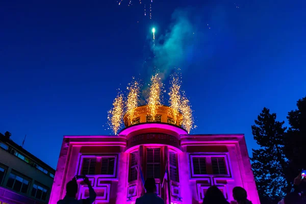 ロズニカ セルビア 2019年7月10日 ロズニカの中心部にあるヴクの文化の家 セルビア語 ブコフ クルチュア ロズニカの花火 — ストック写真