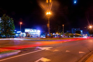 Loznica, Sırbistan - 10 Temmuz 2019: Loznica'daki Vuk Karadziç Meydanı'nda kavşak. Loznica, Sırbistan'daki ana cadde. Geceleri Loznica.