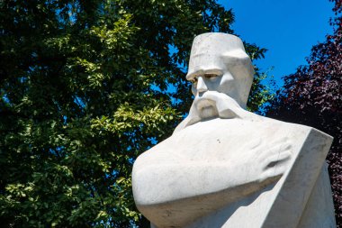 Loznica, Sırbistan - 11 Temmuz 2019: Sırbistan'da Loznica'nın merkezinde vuk Karadziç Anıtı. Vuk Karazdiç, Sırp dilinin en büyük reformcusu olan Sırp filolog ve dilbilimciydi..