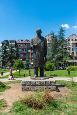 Loznica, Sırbistan - 11 Temmuz 2019: 1997 yılında Loznica'da Jovan Cvijic'in bir anıtı dikildi. Anıt, bronzdan yapılmış ve üç metre yüksekliğindeki Drinka Radovanoviç'in eseridir..