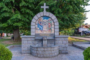 Loznica, Sırbistan - 11 Temmuz 2019: Loznica'daki Ortodoks Kilisesi'nin önüne bir çeşme inşa edildi.