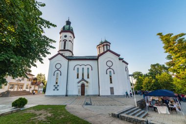 Loznica, Sırbistan - 11 Temmuz 2019: Kutsal Anne Kefeni Kilisesi (Sırpça: Crkva Pokrova Presvete Bogorodice) Loznica'da.