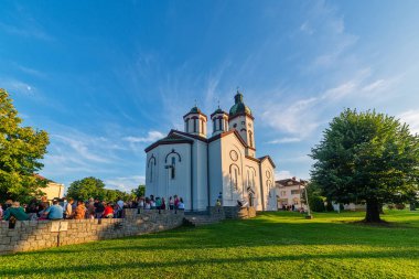 Loznica, Sırbistan - 11 Temmuz 2019: Kutsal Anne Kefeni Kilisesi (Sırpça: Crkva Pokrova Presvete Bogorodice) Loznica'da.