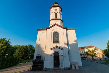 Loznica, Sırbistan - 11 Temmuz 2019: Kutsal Anne Kefeni Kilisesi (Sırpça: Crkva Pokrova Presvete Bogorodice) Loznica'da.