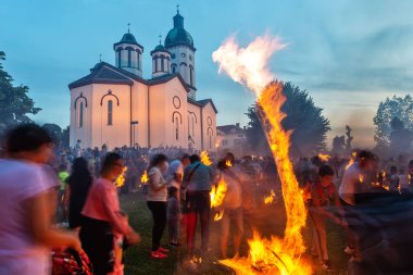Loznica, Sırbistan - 11 Temmuz 2019: Lilalo Festivali, yerel halk otantik geleneğinin yanı sıra gençlerin yaratıcı potansiyellerine adanmış bir müzik ve performans festivali..