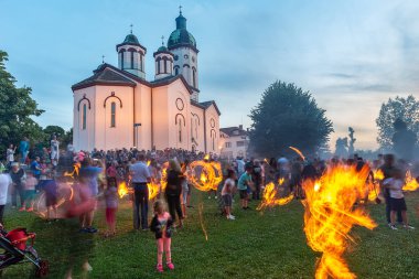 Loznica, Sırbistan - 11 Temmuz 2019: Lilalo Festivali, yerel halk otantik geleneğinin yanı sıra gençlerin yaratıcı potansiyellerine adanmış bir müzik ve performans festivali..