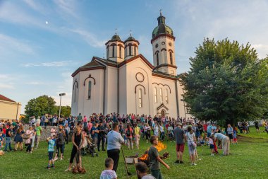 Loznica, Sırbistan - 11 Temmuz 2019: Loznica, Sırbistan 'daki Ortodoks Kilisesi önünde bölgesel halk otantik bir geleneğin yer aldığı ulusal bir festival.