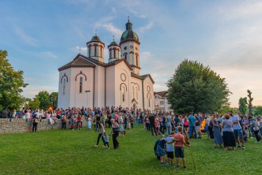 Loznica, Sırbistan - 11 Temmuz 2019: Loznica, Sırbistan 'daki Ortodoks Kilisesi önünde bölgesel halk otantik bir geleneğin yer aldığı ulusal bir festival.