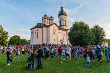 Loznica, Sırbistan - 11 Temmuz 2019: Loznica, Sırbistan 'daki Ortodoks Kilisesi önünde bölgesel halk otantik bir geleneğin yer aldığı ulusal bir festival.